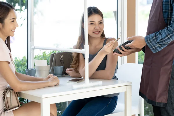 Asiatische Kundin Hält Kontaktlose Kreditkarte Online Bezahlen Nachdem Sie Einem — Stockfoto