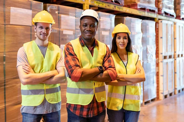 Retrato Africano Armazém Negro Supervisor Stand Cruzou Braços Com Sua — Fotografia de Stock