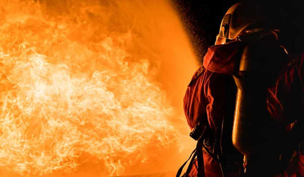 Firefighters Using Twirl Water Fog Type Fire Extinguisher Fighting Fire — Stock Photo, Image