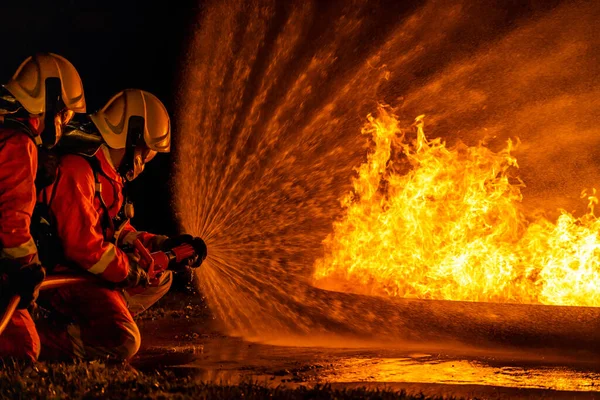 Firefighters Using Twirl Water Fog Type Fire Extinguisher Fighting Fire — Stock Photo, Image