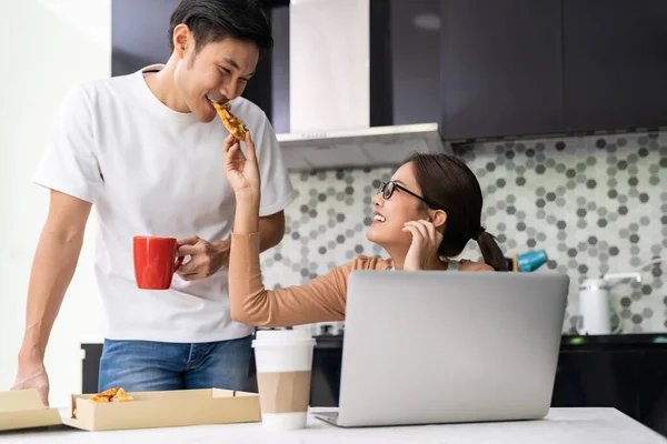 Asijské Páry Pracovat Domova Kuchyni Jíst Donášku Pizzy Odnést Jídlo — Stock fotografie