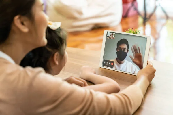 Quarantena Padre Videoconferenza Chiamata Con Sua Famiglia Madre Figlia Mentre — Foto Stock