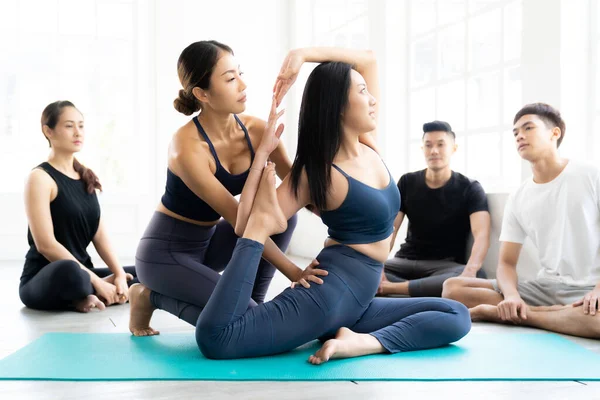 Asiater Som Lär Sig Yoga Fitnessklubben Instruktör Coaching Och Justera — Stockfoto