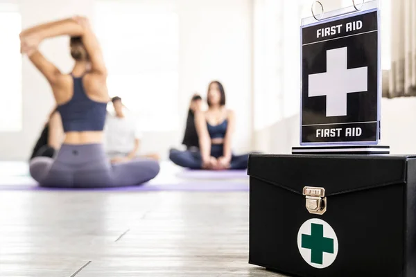 Caja Primeros Auxilios Con Señalización Para Seguridad Gimnasio Fitness Con — Foto de Stock