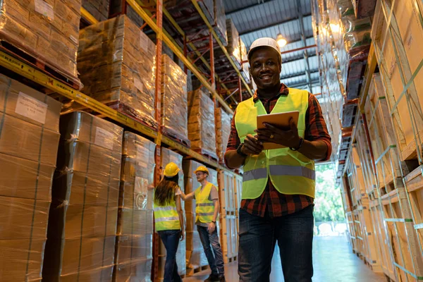 Portrait African Black Warehouse Supervisor Stand Digital Tablet Large Warehouse — Stock Photo, Image