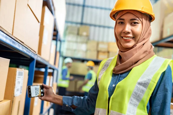 Retrato Islã Trabalhadora Muçulmana Armazém Usa Código Varredura Telefone Celular — Fotografia de Stock