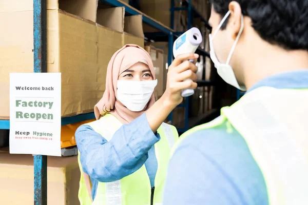 Islam Trabalhador Armazém Asiático Levar Temperatura Trabalhador Antes Entrar Fábrica — Fotografia de Stock