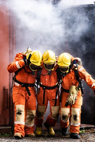 Asian Firefighters Rescue Team Colleague Burning Building Firefighter Safety Rescue — Stock Photo, Image