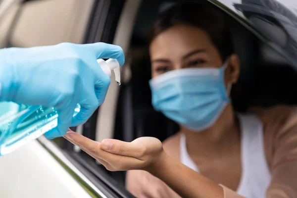 Personale Medico Somministra Disinfettante Mani Gel Alcolico Alla Donna Asiatica — Foto Stock