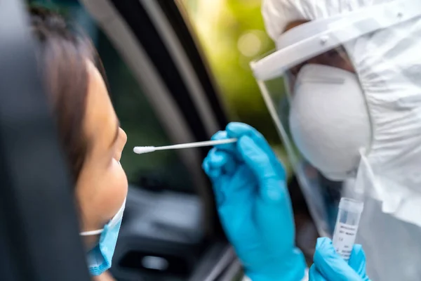 Portræt Asiatisk Kvinde Køre Thru Coronavirus Covid Test Medicinsk Personale - Stock-foto