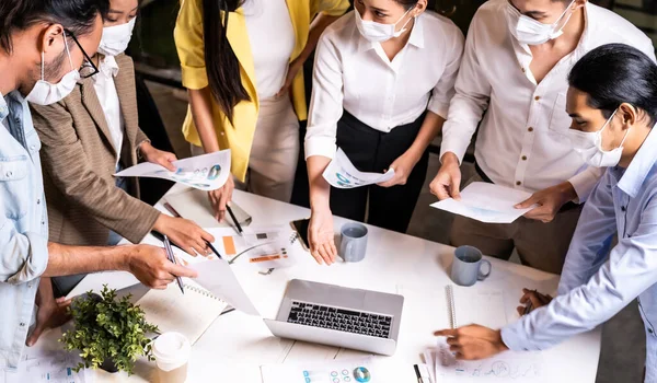 Trabajo Concepto Tardío Interracial Asiático Equipo Negocios Idea Lluvia Ideas —  Fotos de Stock