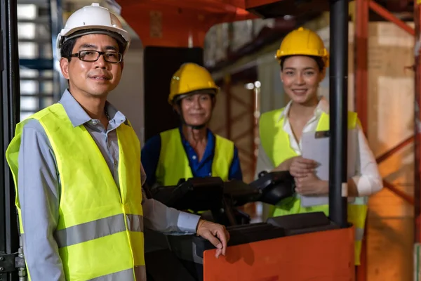 以叉车为背景的亚洲仓库经理和他的团队工作人员的肖像 重新开放商业仓库库存技术和物流概念 — 图库照片