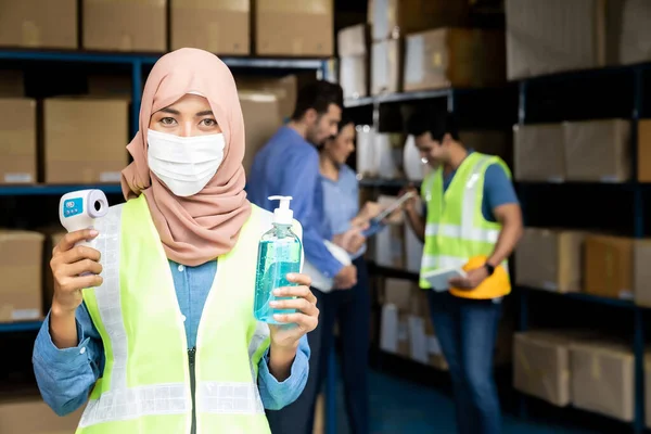 Asian Islam Muçulmano Trabalhador Armazém Feminino Com Máscara Facial Segurar — Fotografia de Stock