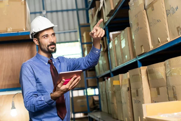 White Caucasian Middle East Warehouse Manager Hold Digital Tablet Inventory — Stock Photo, Image