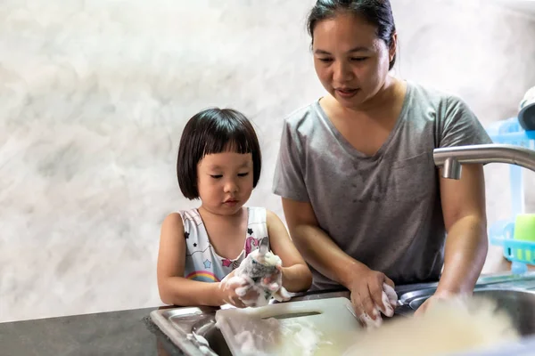 Asyalı Kız Annesiyle Bulaşık Sofra Takımı Yıkıyor Çocuk Için Işi — Stok fotoğraf