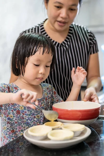 Asiática Chica Cocinar Huevo Tarta Panadería Con Mamá Tareas Domésticas — Foto de Stock