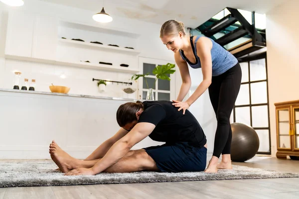 Vit Kaukasisk Man Som Lär Sig Yoga Hemma Kvinnlig Instruktör — Stockfoto