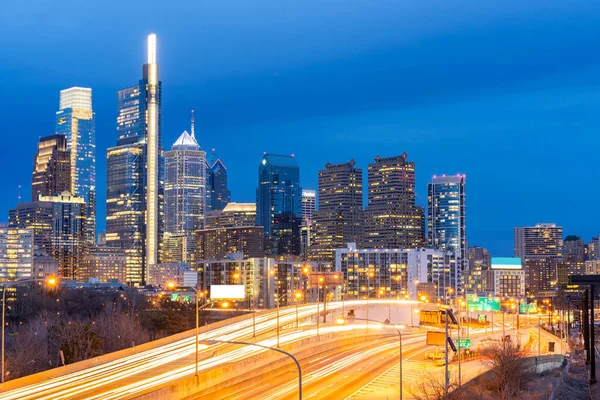 Stadsbilden Philadelphia Skyskrapa Skylines Bygga Skymning Skymning Solnedgång Med Motorväg — Stockfoto