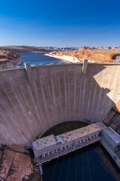 グレンキャニオンダムは ページシティアリゾナ州の砂漠農村部にあるパウェル湖と 米国ランドマーク環境水資源貯水池と電気の概念 — ストック写真