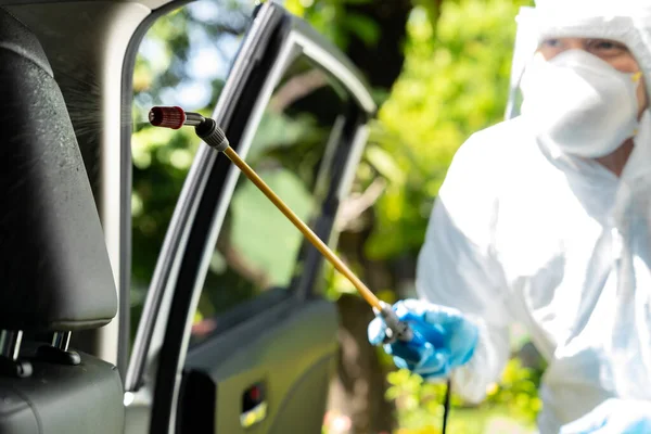 通过穿戴个人防护设备的专业清洁剂Ppe 近距离清洁汽车内的化学酒精喷雾 以消毒和净化Coronavirus Covid 新的正常卫生概念 — 图库照片