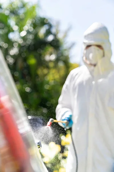 Die Reinigung Des Türgriffs Erfolgt Mit Chemischem Alkoholspray Zur Desinfektion — Stockfoto