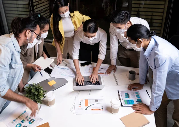 Lavoro Concetto Tardi Interrazziale Asiatico Business Team Brainstorming Idea Ufficio — Foto Stock