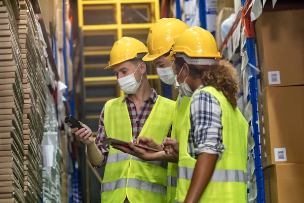 Equipe Inter Racial Asiático Africano Caucasiano Trabalho Verificar Bens Usar — Fotografia de Stock