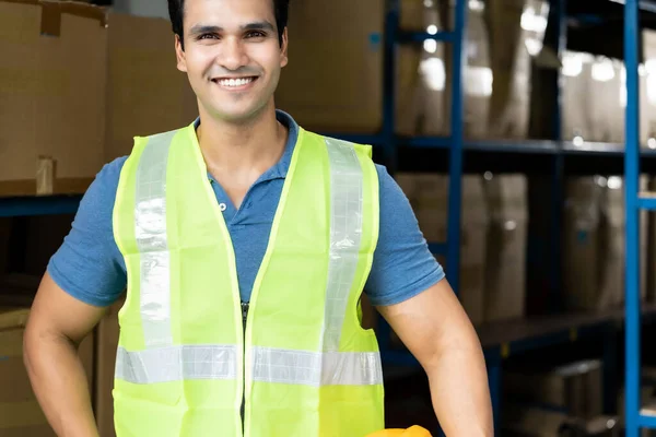 Retrato Trabajador Almacén Asiático Indio Con Soporte Chaleco Seguridad Celebrar — Foto de Stock