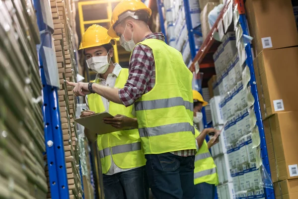 Equipe Inter Racial Asiático Africano Caucasiano Trabalho Verificar Bens Usar — Fotografia de Stock