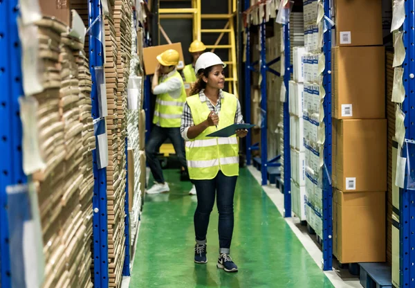 Africano Gerente Armazém Preto Trabalhando Centro Distribuição Com Sua Equipe — Fotografia de Stock