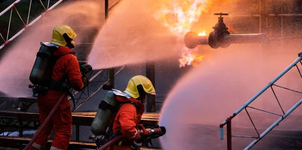 Equipe Panorâmica Bombeiro Usar Água Nevoeiro Tipo Extintor Incêndio Para — Fotografia de Stock