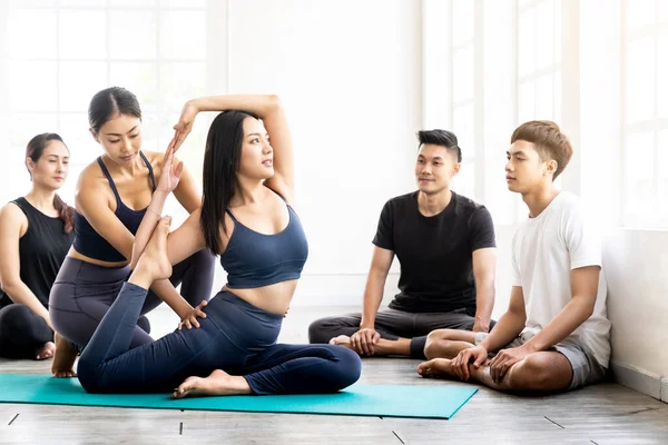 Asian People Learning Yoga Class Fitness Club Instructor Coaching Adjust — Stock Photo, Image