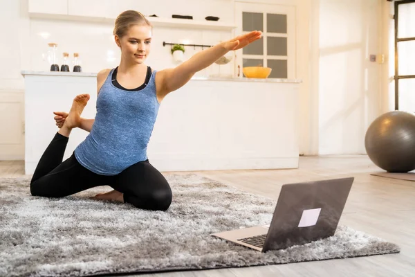 Weiße Kaukasische Fitte Sportliche Frau Die Yoga Königstaubenpose Macht Während — Stockfoto