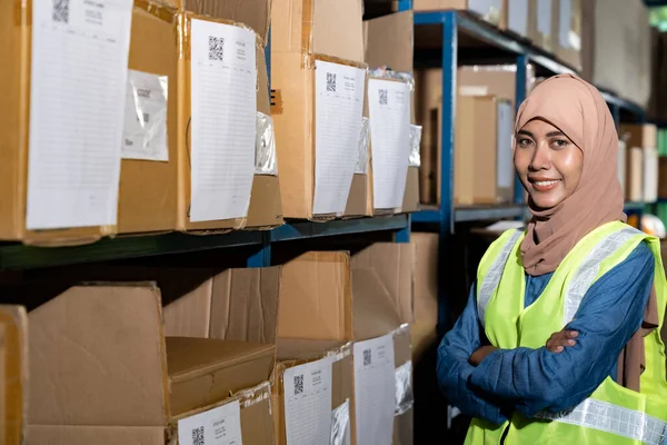 Portrait Islam Muslim Female Warehouse Worker Crossed Arm Front Product — Stock Photo, Image