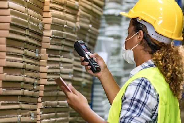 Lavoratore Magazzino Nero Africano Con Merci Controllo Della Maschera Facciale — Foto Stock