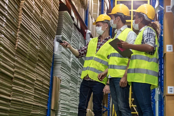 Equipo Interracial Asiático Africano Caucásico Trabajando Uso Inventario Escáner Código —  Fotos de Stock