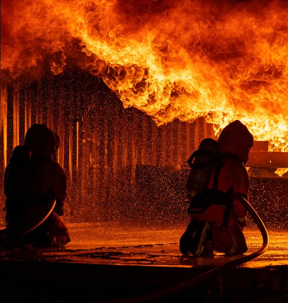 消防队员使用水雾灭火器与大型建筑物中的火焰作战 消防员和工业安全 灾害和公共服务概念 — 图库照片