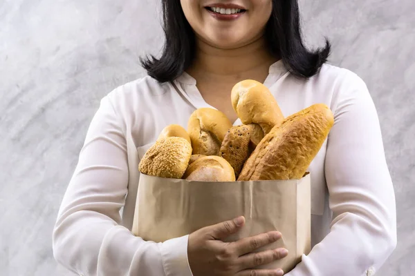 Close Asiático Sorriso Mulher Dona Casa Segurando Variedade Pão Saco — Fotografia de Stock