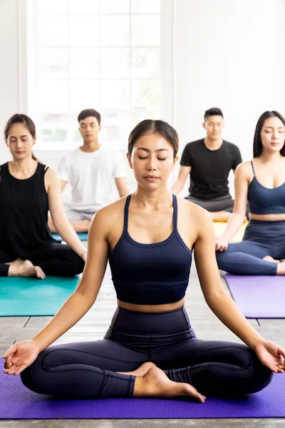 Gruppe Sportlich Attraktiver Asiatischer Menschen Sportbekleidung Mit Hose Die Yoga — Stockfoto