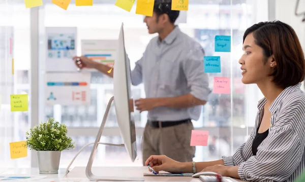 Due Uomini Affari Che Lavorano Ufficio Con Distanza Sociale Utilizzando — Foto Stock