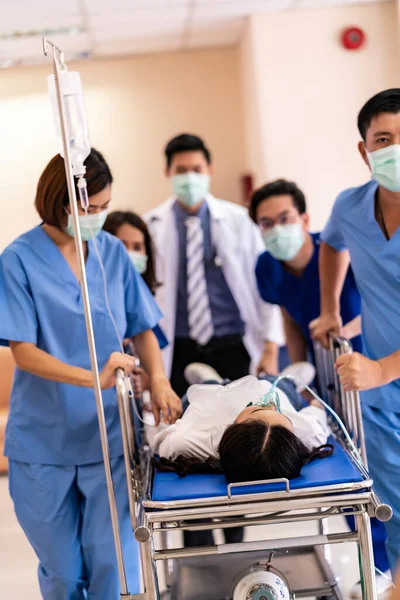Allvarligt Skadad Patient Med Syrgasmask Bårhuset Knuffad Läkare Sjuksköterska Och — Stockfoto