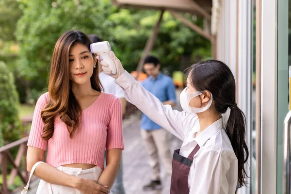 Asiatische Kellnerin Mit Gesichtsmaske Bringt Die Temperatur Zum Kunden Bevor — Stockfoto