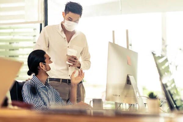 Dois Asiáticos Conversa Homem Negócios Discutir Seu Trabalho Manhã Após — Fotografia de Stock