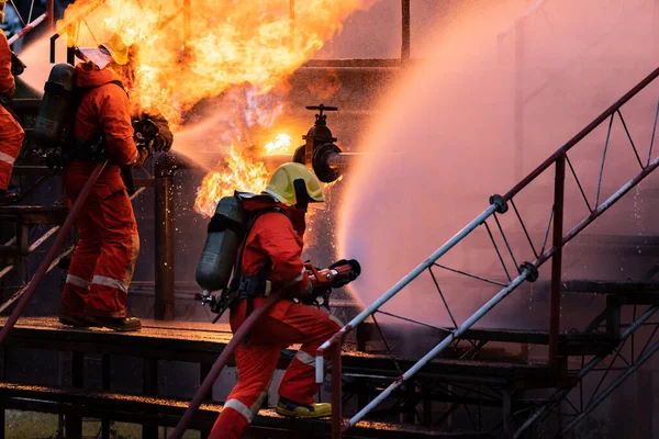 Firefighter Team Using Water Fog Type Fire Extinguisher Fighting Flame — Stock Photo, Image