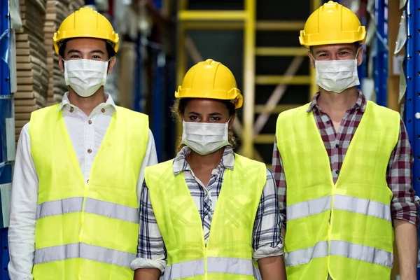 Ritratto Gruppo Interrazziale Lavoratori Asiatici Africani Caucasici Indossano Una Maschera Immagine Stock