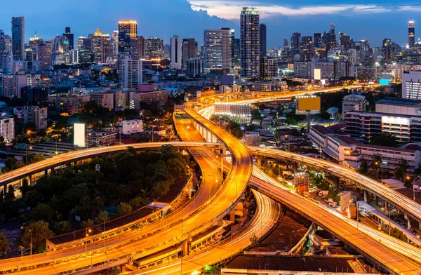 曼谷市区高速公路收费公路的空中高天使景观 黄昏时分 摩天大楼建起了天际线 运输基础设施概念 — 图库照片