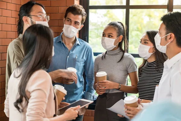 新しいビジネスを開始するためのビジネスワーカーチームミーティングとブレインストーミングのグループ 彼らは 新しい通常のオフィスで保護面マスクを着用し コロナウイルスCovid 19の拡散を防ぎます — ストック写真