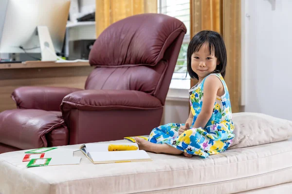 Portret Szczęśliwej Azjatyckiej Dziewczynki Czytającej Interaktywną Książkę Salonie Domu Jako — Zdjęcie stockowe