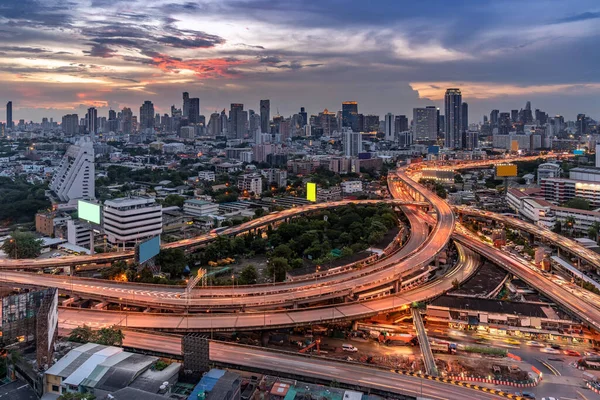 曼谷市区高速公路收费公路的空中高天使景观 黄昏时分 摩天大楼建起了天际线 运输基础设施概念 — 图库照片
