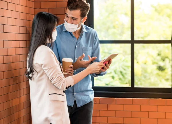 Due Uomini Affari Piedi Brainstorming Discutere Loro Lavoro Con Tablet — Foto Stock